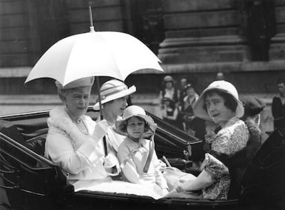 La reina Isabel (en el momento de la foto princesa de York) con 7 años, durante el desfile de 1933. En la imagen, a la entonces princesa de York la acompañaba su madre, Isabel, duquesa de York, la princesa María y la reina consorte, esposa del rey Jorge V.