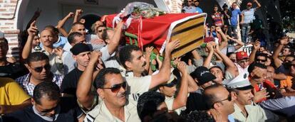 Funeral de una de las seis víctimas de los enfrentamientos de ayer.