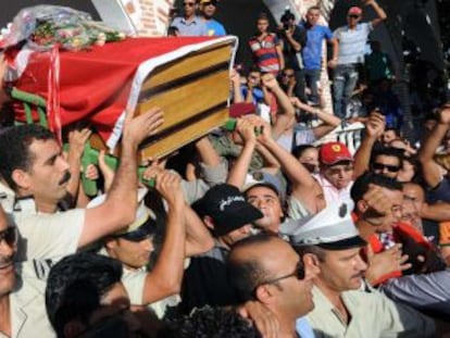 Funeral de una de las seis v&iacute;ctimas de los enfrentamientos de ayer.