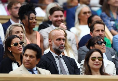 Entre los deportistas que se han dejado ver en el estadio inglés se encuentra Pep Guardiola, actual entrenador del Manchester United, quien acudió acompañado de su pareja, Cristina Serra. Ambos se sentaron en el palco real. 