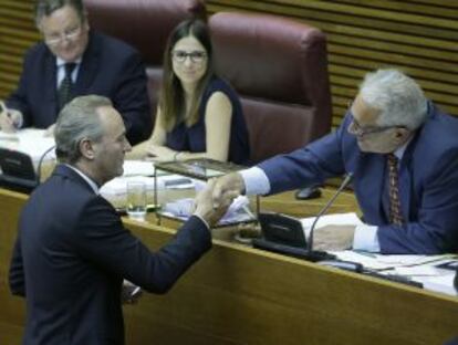 El presidente del Consell en funciones, Alberto Fabra saluda al presidente de la Mesa de edad.