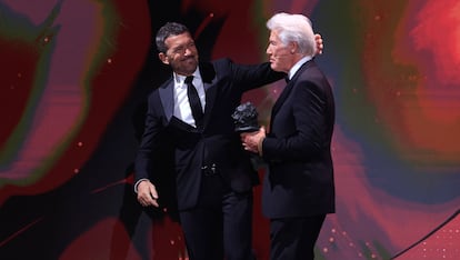 El actor Antonio Banderas hace un gesto cariñoso a Richard Gere tras recoger el Goya Internacional.