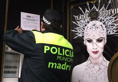 Cierre del Teatro Bodevil por parte del Ayuntamiento de Madrid, este martes.