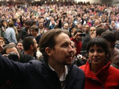 El secretario general de Podemos, Pablo Iglesias, y la candidata en Andaluc&iacute;a Teresa Rodr&iacute;guez, en el mitin celebrado en el palacio de Congresos de Sevilla.