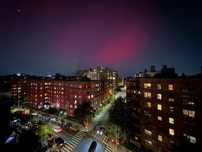  Auroras boreales brillan sobre edificios de apartamentos en el barrio de Queens de Nueva York, la noche del 10 de octubre.