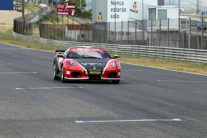 El F 430 GTS es capaz de alcanzar los 340 km/h y de pasar de 0 a 100 km/h en 3,5 segundos. Es como un bólido, pero con chasis biplaza.