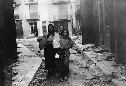 Mujeres y niños regresan a Tortosa tras el bombardeo del 24 de enero de 1939.