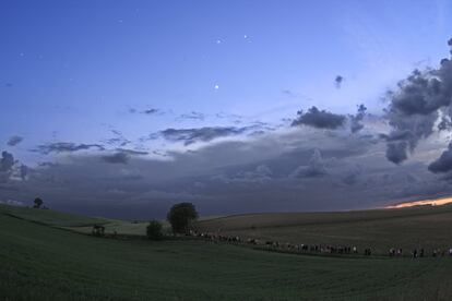 ¿Observar un cielo estrellado sobre las grandes ciudades? Resulta complicado. El pueblo de Grossmugl (Austria), situado a unos 40 kilómetros al norte de Viena, quiso dar acceso al cielo nocturno también a los habitantes de las metrópolis cegados por la luz artificial. Así, en 2014 abrió una senda temática astronómica. El camino se extiende por un kilómetro y medio y cuenta con carteles informativos que traen a la Tierra la fascinación por el cielo. Hoy esta pequeña localidad de 1.500 almas se llama Großmugl de la Vía Láctea.<br></br> Más información: project-nightflight.net