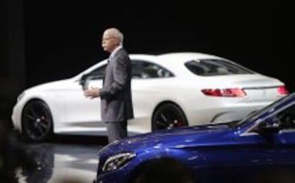 El presidente de Daimler, Dieter Zetsche, presenta el Mercedes Benz S63 AMG Coupe en el pasado salón de Pekín el 20 de abril.