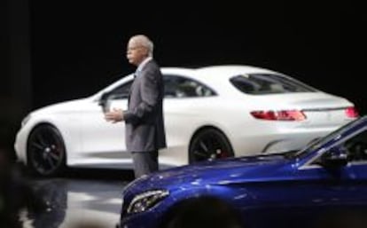 El presidente de Daimler, Dieter Zetsche, presenta el Mercedes Benz S63 AMG Coupe en el pasado sal&oacute;n de Pek&iacute;n el 20 de abril. 