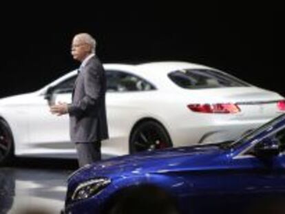 El presidente de Daimler, Dieter Zetsche, presenta el Mercedes Benz S63 AMG Coupe en el pasado sal&oacute;n de Pek&iacute;n el 20 de abril. 