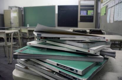 Libros de texto en una escuela de la provincia de Buenos Aires, vacía por la huelga de docentes.