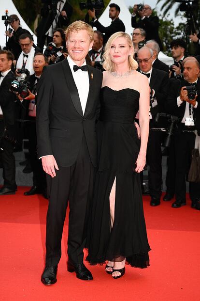 El actor Jesse Plemons, con un elegante esmoquin, junto a su mujer, la también actriz Kirsten Dunst, que lució un vestido de Chanel y joyas de Cartier.