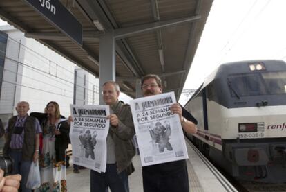 Paco Ignacio Taibo II (derecha), en Gijón a la llegada del tren de la Semana Negra.