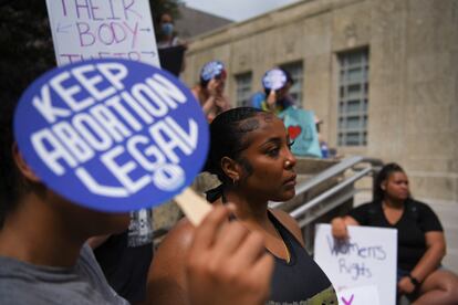 Manifestantes caminan en Texas, Estado en el que desde septiembre está en vigor la llamada Ley del Latido, que baja el límite para practicar un aborto de las 23 semanas actuales a seis.