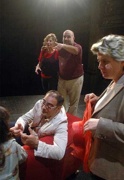 Al fondo, Ferran Madico con Rosa Novell, en un ensayo.