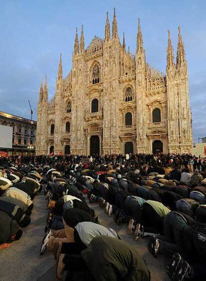 Oración musulmana contra el bombardeo de Gaza ante la catedral de Milán el pasado 3 de enero.