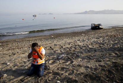 Un refugiado siria llora en la playa de la isla griega de Kos tras llegar en una balsa con la que había atravesado el mar Egeo desde Turquía. Bulgaria, Grecia y Turquía firmaron ayer un acuerdo en Sofía para crear un centro de intercambio de información en tiempo real, con el objetivo de frenar la inmigración clandestina y el contrabando.