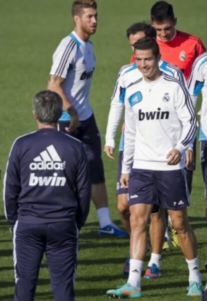 Cristiano sonríe a Mourinho durante el entrenamiento