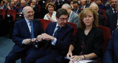 De izquierda a derecha, el ex vicepresidente de la Comisión Europea Joaquín Almunia, el presidente de Bankia José Ignacio Goirigolzarri y la subgobernadora del Banco de España Margarita Delgado.