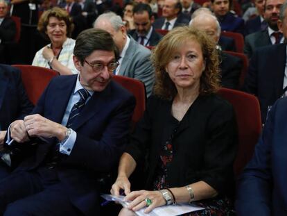 De izquierda a derecha, el ex vicepresidente de la Comisión Europea Joaquín Almunia, el presidente de Bankia José Ignacio Goirigolzarri y la subgobernadora del Banco de España Margarita Delgado.