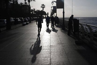 Corredores libaneses entrenando en el paseo marítimo de Beirut.