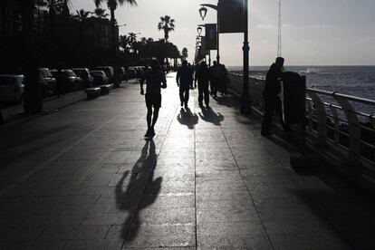 Corredores libaneses entrenando en el paseo mar&iacute;timo de Beirut.