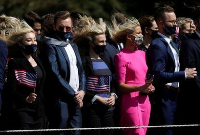 Un grupo de invitados espera al presidente de los Estados Unidos, Donald Trump, en el jardín sur de la Casa Blanca antes de que asistiera al primer debate en Cleveland (Ohio), el 29 de septiembre.