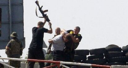 Soldados ucranios agreden en un control a un presunto esp&iacute;a. 