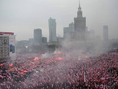 Milhares de ultras marcham neste domingo em Varsóvia durante o dia da independência da Polônia.