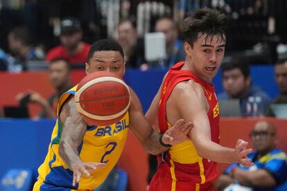 El brasileño Yago Santos (i) disputa el balón contra el español Juan Núñez (d) durante el partido de la fase de grupos del Mundial de Baloncesto entre España y Brasil, este lunes.