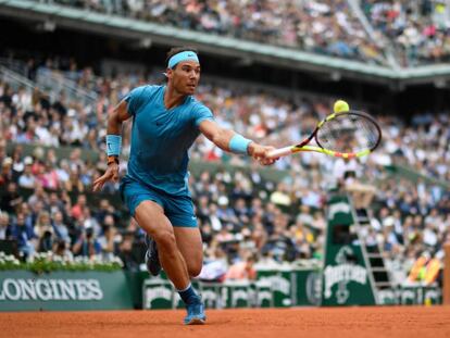 Nadal devuelve la bola contra Bolelli, este martes en París.