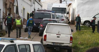 Efectivos de la UCO Guardia Civil se dirigen a una vivienda en la calle Córdoba de El Campillo (Huelva) para su registro.