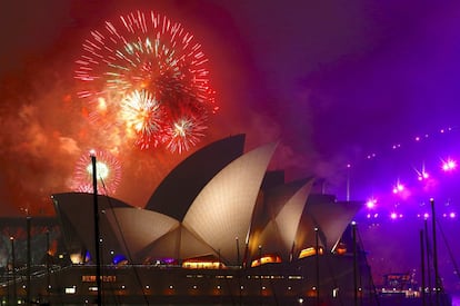 Focs artificials exploten a prop de l'Òpera House de Sidney.