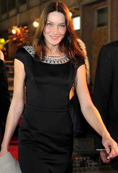 La primera dama de Francia y cantante, Carla Bruni, no participará como estaba previsto en el tradicional Festival de Sanremo al "haberse ofendido" porque una de las canciones del concurso la nombra irónicamente. Así ha contado en la cadena pública RAI el presentador Massimo Giletti, que asegura que a Bruni, que estaba comprometida para actuar, no le gustó la letra de la canción <i>Meno male</i>,de Simone Cristicchi, que, en su opinión, se refiere irónicamente a su matrimonio con Sarkozy. "Pero menos mal que existe Carla Bruni. Somos así. Sarkono, Sarkosí... si se habla de ti, el problema no existe", dice el tema.