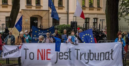 Manifestantes frente al Tribunal Constitucional en Varsovia.