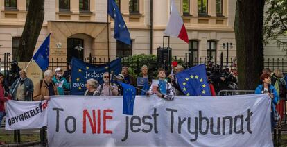 Manifestantes frente al Tribunal Constitucional en Varsovia.