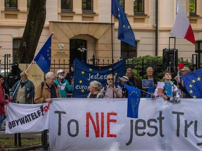 Manifestantes frente al Tribunal Constitucional en Varsovia.