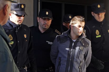La policía traslada a Miguel Carcaño durante una de las sesiones del juicio por el asesinato de Marta del Castillo.