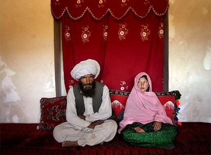 La imagen de Ghulam, una niña afgana de once años sentada junto a su marido de 40, ha sido elegida como mejor fotografía del año por el Fondo de las Naciones Unidas para la Infancia.