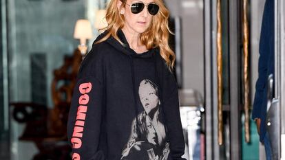 La sudadera XXL de ‘Titanic’, una de la prendas meme que hizo despegar a la firma y que llegó a vestir Celine Dion, artífice del mítico tema de su banda sonora.