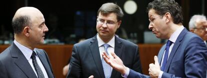 El presidente del Eurogrupo, Jeroen Dijsselbloem (derecha), charla con  los comisarios Pierre Moscovici (izquierda) y Valdis Dombrovskis.