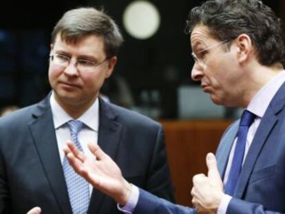 El presidente del Eurogrupo, Jeroen Dijsselbloem (derecha), charla con  los comisarios Pierre Moscovici (izquierda) y Valdis Dombrovskis.