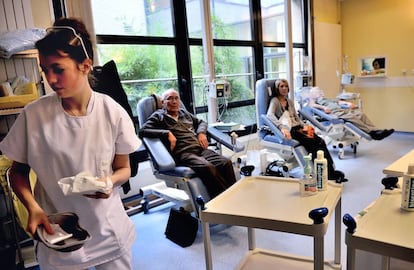 Pacientes recibiendo quimioterapia en Lille (Francia)