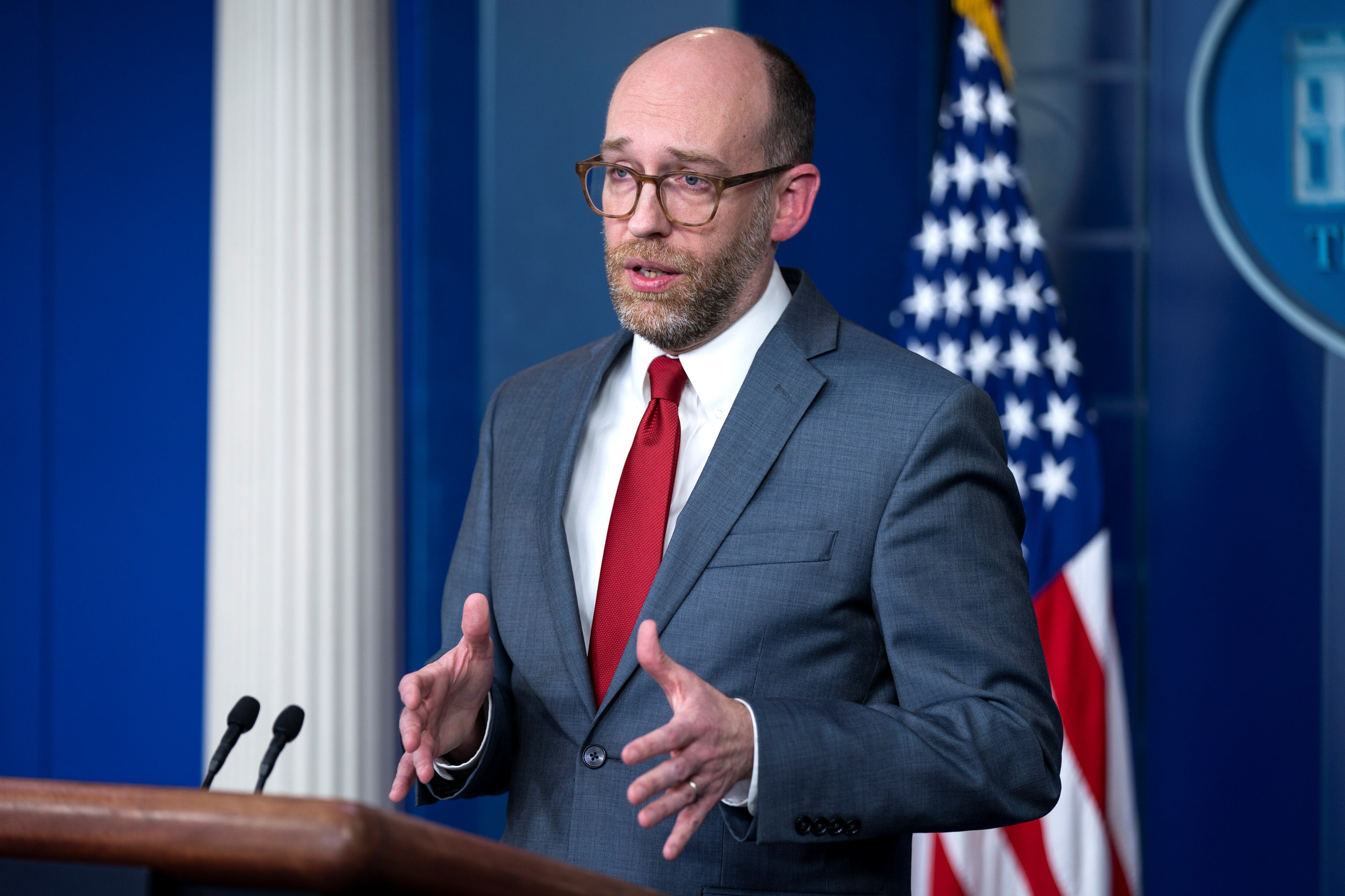 JJL01. BOGOTÁ (COLOMBIA), 22/11/2024.- Fotografía del 11 de marzo de 2019 del director interino de la Oficina de Presupuesto y Gestión de la Casa Blanca, Russell Vought, hablando durante una rueda de prensa en Washington (Estados Unidos). El presidente electo estadounidense, Donald Trump, eligió este viernes a Russell Thurlow Vought, uno de los 