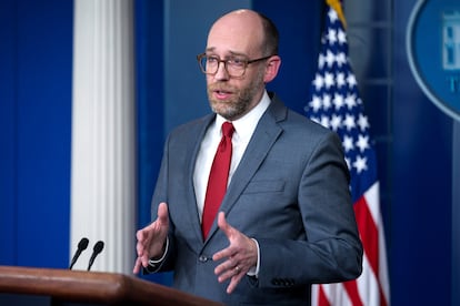 JJL01. BOGOTÁ (COLOMBIA), 22/11/2024.- Fotografía del 11 de marzo de 2019 del director interino de la Oficina de Presupuesto y Gestión de la Casa Blanca, Russell Vought, hablando durante una rueda de prensa en Washington (Estados Unidos). El presidente electo estadounidense, Donald Trump, eligió este viernes a Russell Thurlow Vought, uno de los "arquitectos" del programa de gobierno ultraconservador Proyecto 2025, para estar al frente de la Oficina de Gestión y Presupuesto de su futura Administración. EFE/ Jim Lo Scalzo ARCHIVO
