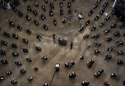 El líder de la mayoría del Senado, Chuck Schumer, habla durante la ceremonia en memoria del oficial de la Policía del Capitolio de EE.UU, Brian Sicknick, Washington.