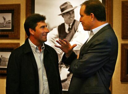 José María Olázabal (izq) habla con Jim Nanzt durante la ceremonia de ingreso en el Salón de la Fama de golf