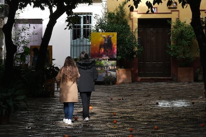 Turistas por el barrio de Santa Cruz, en Sevilla. ALEJANDRO RUESGA