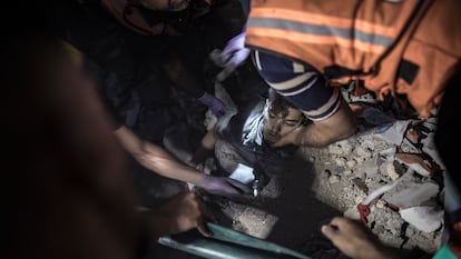 Un herido en un ataque israelí al campo de refugiados de Jan Yunis, en Gaza, el lunes.